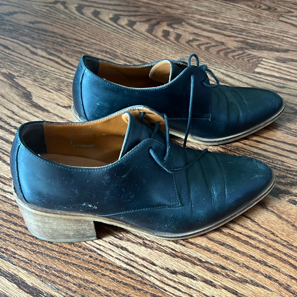Black genuine leather Everlane heeled oxfords with laces. Size 8.